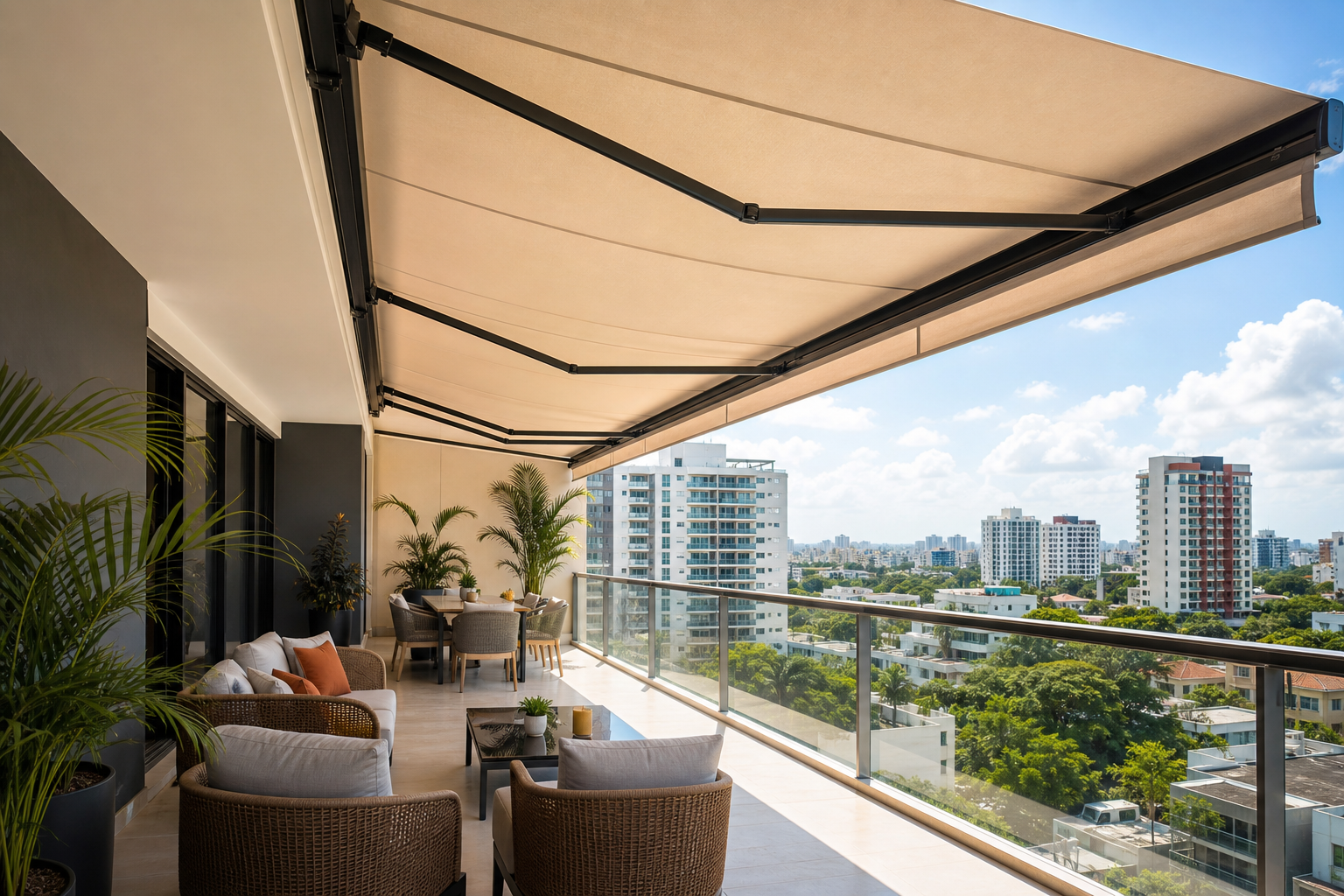 Toldo retráctil instalado en balcón grande de apartamento en Santo Domingo