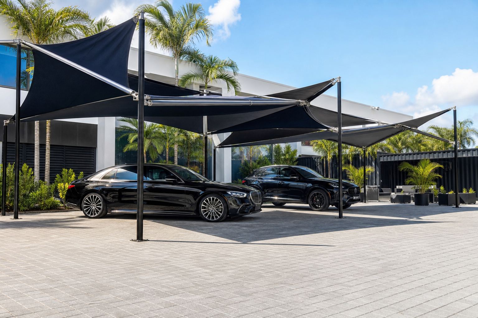 Toldo de lona instalado en showroom local comercial Santo Domingo